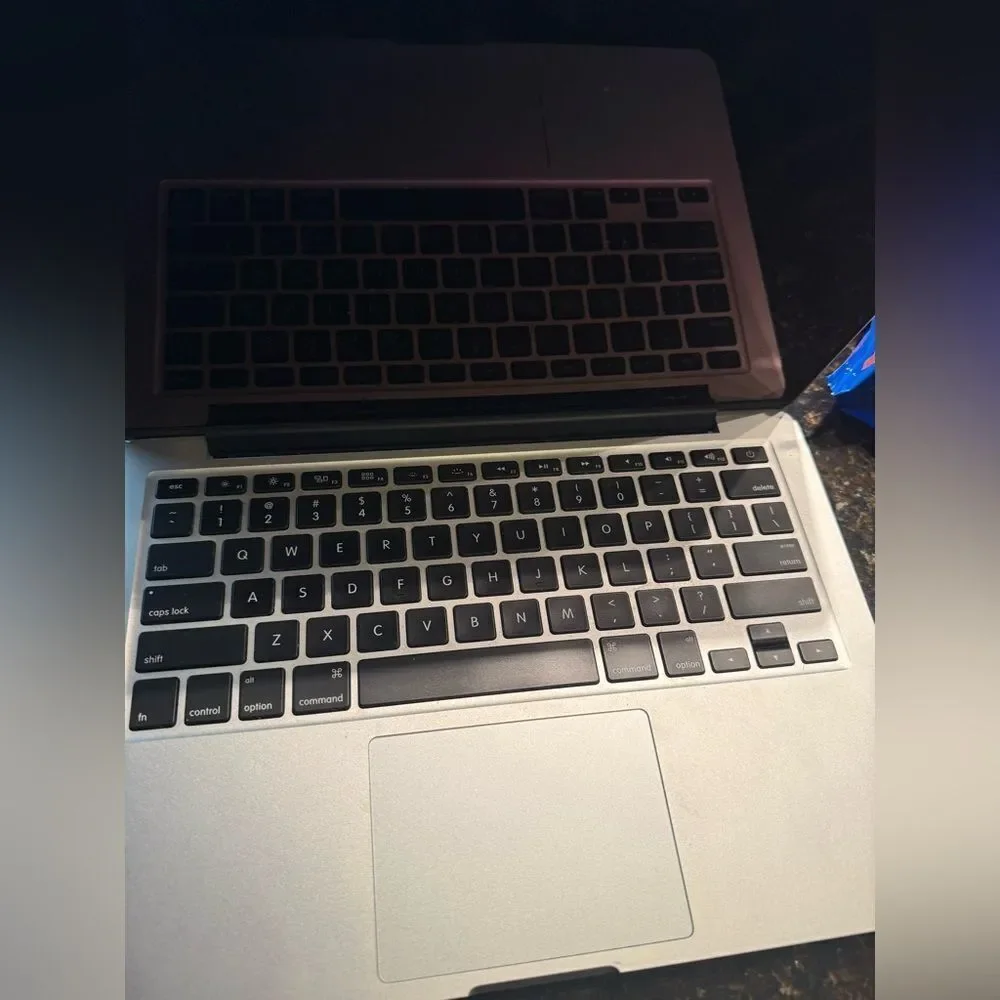 MACBOOK 2013 Pro Silver 13 Inch 256gb LIKE NEW CONDITION Charger REFURBISED :)